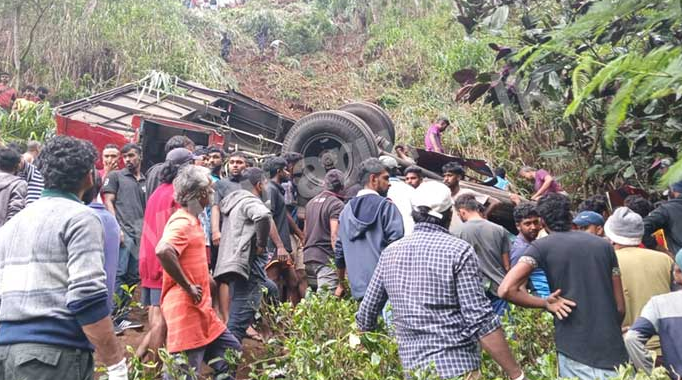 කොත්මලේ දී සිදු වූ බස්රථ අනතුරින් මිය ගිය සංඛ්‍යාව 8ක් 
