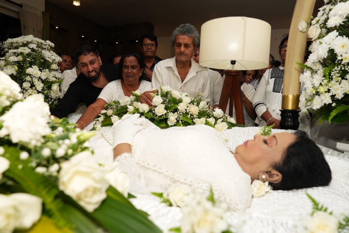 නිළි රැජින මාලනී ෆොන්සේකාගේ දේහය ජාතික චිත්‍රපට සංස්ථාවේ තැන්පත් කෙරේ 